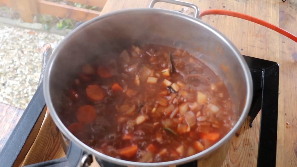 sos za pasticadu koji se krcka u serpi sa povrcem i zaciniima